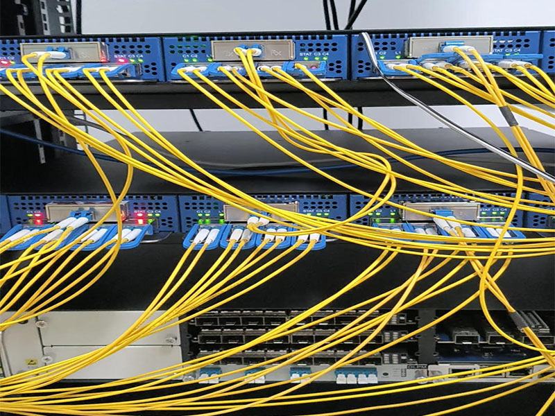 Equipamento DCI 400G montado e testado. Envelhecimento verificado em 48 horas, módulos ópticos incluídos, pronto para envio!