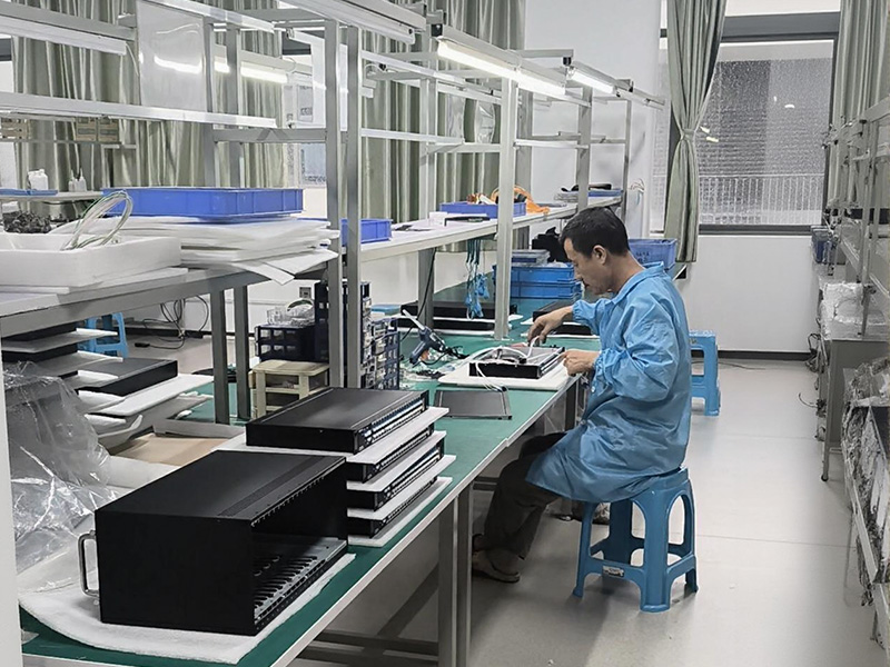 GM Gao visita a fábrica da FiberWDM! Visão ao vivo da produção sem poeira e do processo de teste do produto acabado